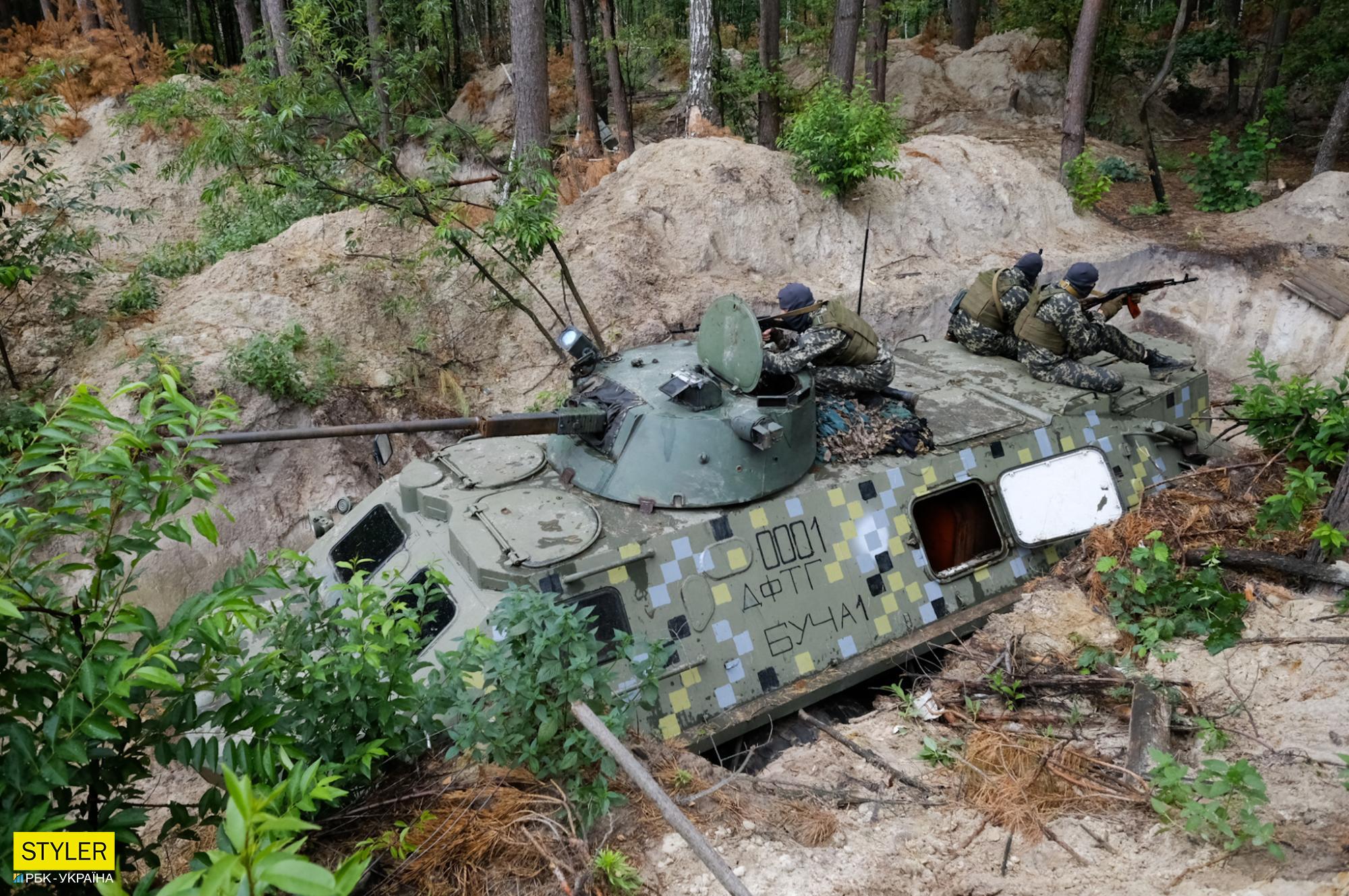 Тут ховалися 15 тисяч окупантів, а зараз тренуються бійці ТрО: сильні фото з навчального табору біля Бучі